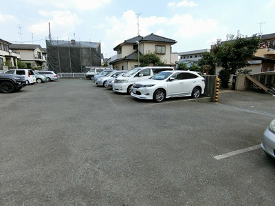 【駐車場】 | ファミリオ生田 | いつでも目の届く敷地内に駐車場があります♪荷物がかさばりがちなお買物にも、敷地内駐車場があると便利ですよね☆