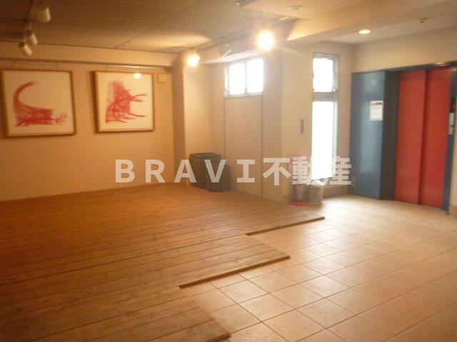 ベルシモンズ谷町　BRAVI不動産のロビー|【ベルシモンズ谷町】ゆとりのあるロビーです