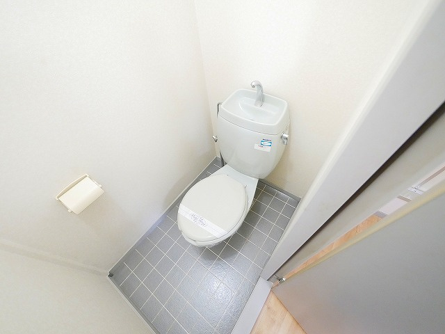 ハイツリバティ東九条のトイレ|落ち着いた色調のトイレです