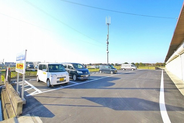 ハイツリバティ東九条の駐車場|駐車場があるので、車を買う予定の方も安心です