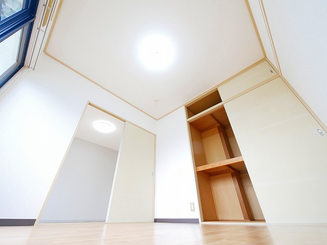 ハイツリバティ東九条の内装|明るい色調の室内です