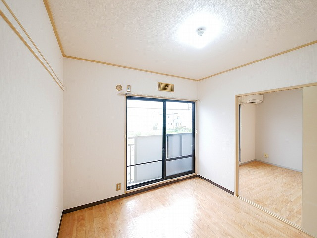 ハイツリバティ東九条の洋室|広々とした洋室です