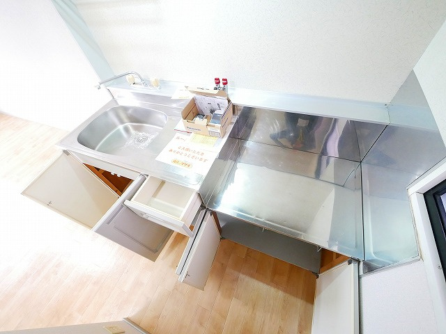 ハイツリバティ東九条のキッチン|コンパクトなキッチンで掃除もラクラク