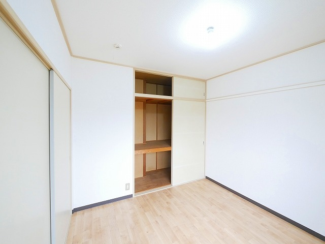 ハイツリバティ東九条の洋室|コンパクトで使いやすい洋室です