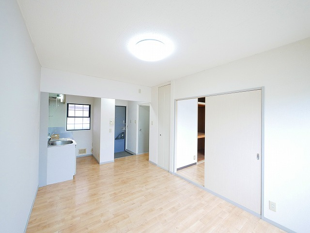 ハイツリバティ東九条の居間・リビング|ゆったりとしたリビングです