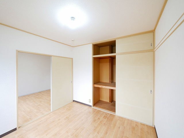 ハイツリバティ東九条の洋室|落ち着いた色調の洋室です