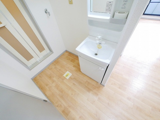 ハイツリバティ東九条の洗面所|ゆったりとスペースのある洗面所