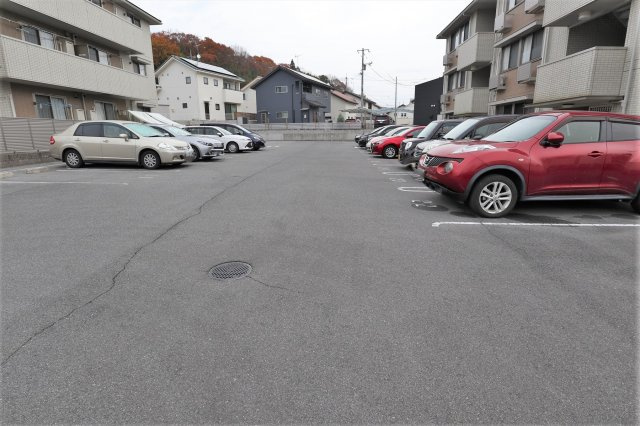 シャルムサール　B棟の駐車場