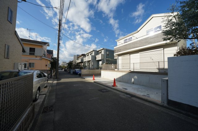 保土ヶ谷区新桜ヶ丘２丁目　新築戸建の前面道路含む現地写真
