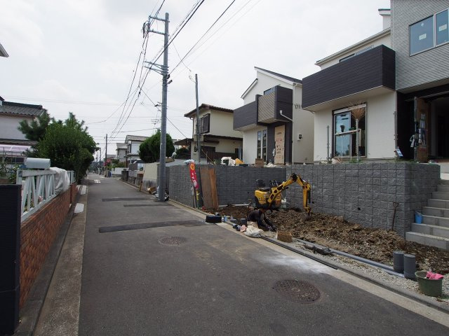 保土ヶ谷区新桜ヶ丘１丁目全２棟　新築戸建ての前面道路含む現地写真