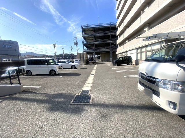 クイーンズ・コートの駐車場