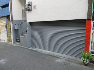 【駐車場】 | 高井田本通2丁目貸家 | ガレージ付きです