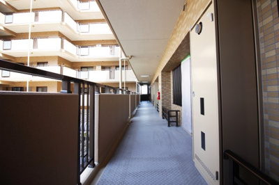 【その他共用部分】 | パデシオン京八幡 | 《マンション共用廊下》