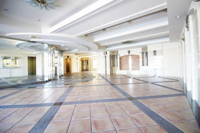 【エントランス】 | パデシオン京八幡 | 広々としたエントランス。主な共用設備は、オートロックシステム、宅配ボックス、エレベーター2基、防犯カメラなど設備も充実したマンションです。