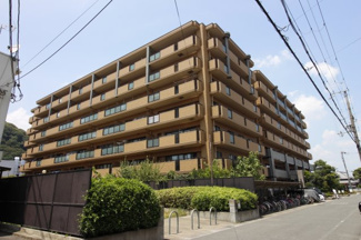 【外観】 | 生活に必要な施設が近くに点在するマンション。小学校が徒歩3分で安心！児童公園がマンションのそば、幼稚園や図書館も徒歩7分程にあり子育て環境充実。『八幡市駅』よりバス乗車2分『八幡小学校前停』徒歩2分