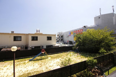 【展望】 | パデシオン京八幡 | バルコニーの目の前には、児童公園があります。小さいお子様がいらっしゃっるご家庭は助かります。ベランダから見える《ファミレ八幡店》は、スーパーやキッズランドなどの複合施設です。