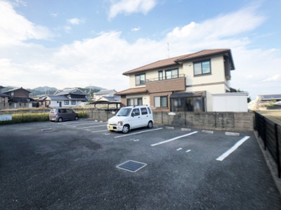 【駐車場】 | ロジュマン葛城Ｂ棟 | 駐車場があるので、車を買う予定の方も安心です