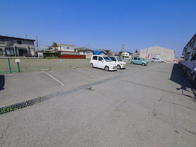 乙木ハイツDの駐車場|駐車場があるので、車を買う予定の方も安心です