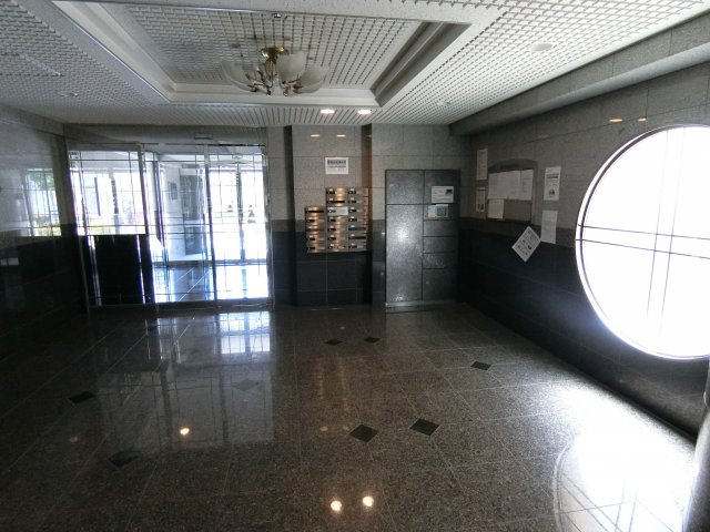 プレステージ西明石パークサイドのエントランス|石調の落ち着いたエントランス