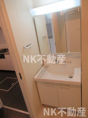 【洗面所】 | サン・メゾンC棟（東花園賃貸） | 独立洗面台、小物を置くことができて便利です