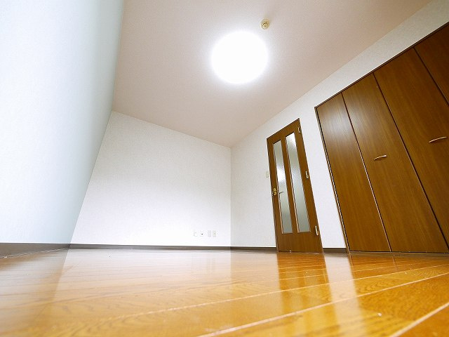 ミューム高円の内装|明るい洋室です