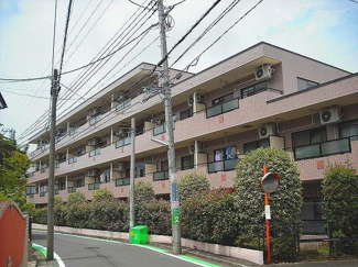 【外観】 | 東急東横線「綱島」駅より徒歩10分！閑静な住宅地にある鉄筋コンクリート造の4階建てマンションです☆コンビニが近くて便利な住環境♪