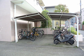 【その他共用部分】 | 屋根付きの駐輪場があるので雨が降っても大切な自転車が濡れません☆駅から自転車もオススメです♪