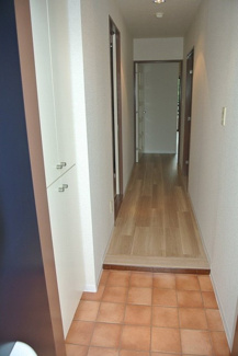 【展望】 | 玄関から室内への景観です♪右手に洋室5帖のお部屋、左手にシューズボックス・洗面所・トイレ・バスルームがあります☆