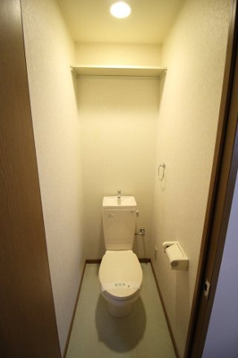 【トイレ】 | パステルハイツ | 上部に収納棚があり便利です☆