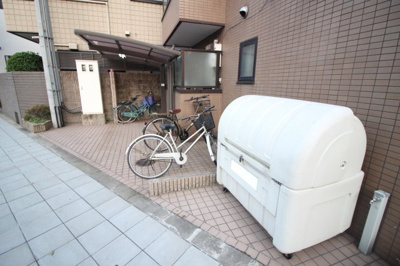 【その他共用部分】 | パステルハイツ | 駐輪場にゴミ回収ボックス