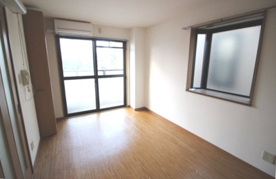 【寝室】 | パステルハイツ | 洋室　7.3帖　２面採光です♪