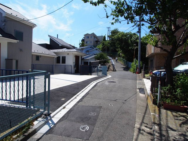 保土ヶ谷区法泉１丁目全２棟新築戸建ての前面道路含む現地写真