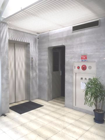 マグナ工業ビルのエントランス