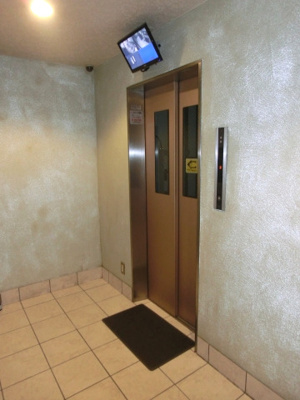 【その他共用部分】 | 最上階のオーナーズルーム☆大型犬・猫も飼育可能です♪ | エレベーター内部に防犯カメラ付き