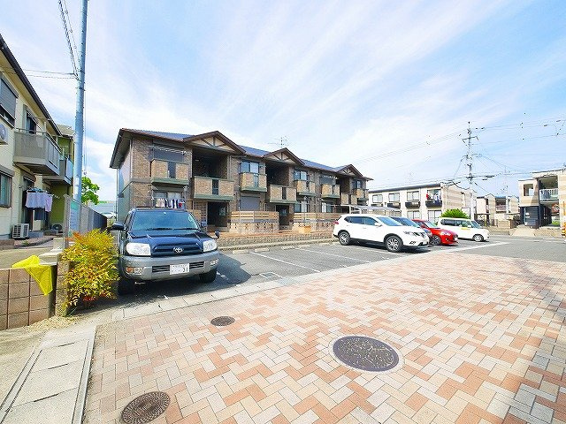 グランシャリオ（八条）の駐車場|駐車場があります