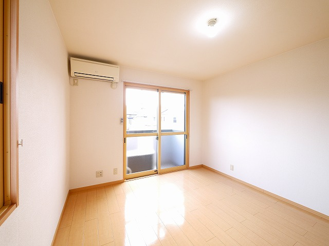 グランシャリオ（八条）の居間・リビング|こちらのリビングで趣味の時間をお楽しみください