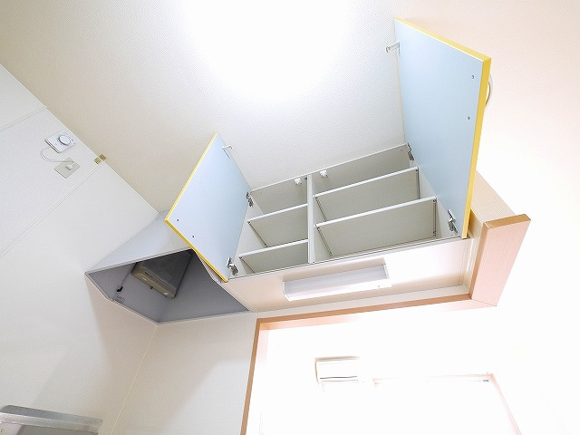 グランシャリオ（八条）のキッチン|キッチン上部には収納があります