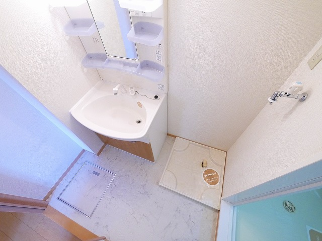 グランシャリオ（八条）の洗面所|明るい洗面所です