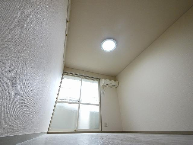 メゾン・ド・スリシエCの居間・リビング|個人の部屋や寝室として使える洋室です