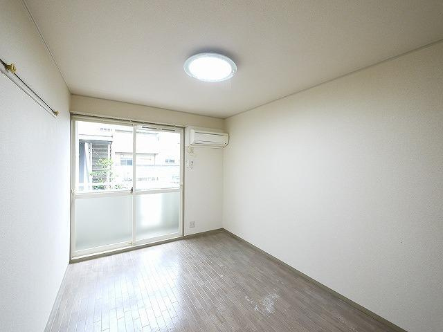 メゾン・ド・スリシエCの内装|明るい洋室です