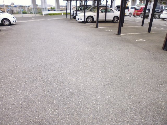 エステート藤木のその他共用部分|屋根付き駐車場