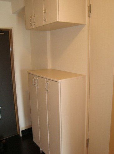 フラワーハウスの玄関|2段式靴棚