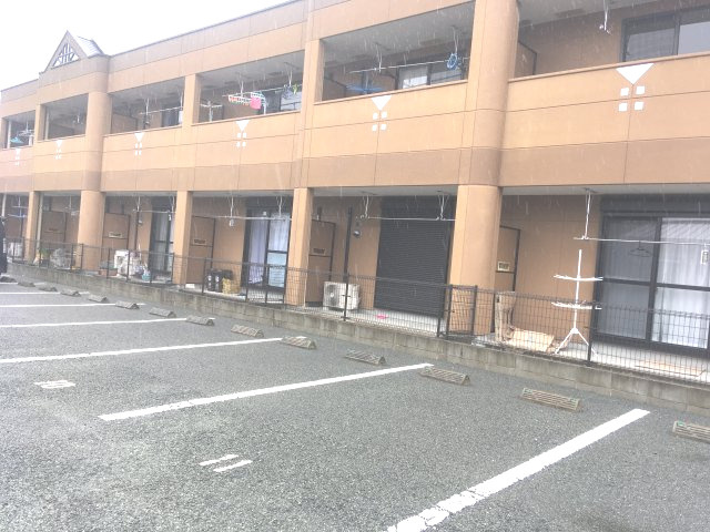 フラワーハウスの駐車場