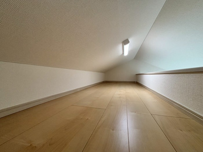 【収納】 | アイザックヒルズ百合丘 | 洋室6.9帖のお部屋にある2.7帖のロフトスペースです！ベッドや収納スペースとしても使えて便利です☆