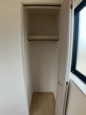 【収納】 | アイザックヒルズ百合丘 | 洋室6.9帖のお部屋にあるクローゼットです♪大切なお洋服もしわにならないようにハンガーがけができます☆