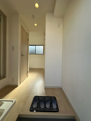 【玄関】 | アイザックヒルズ百合丘 | 玄関から室内への景観です♪左手にバスルーム、正面に洋室6.9帖のお部屋があります☆