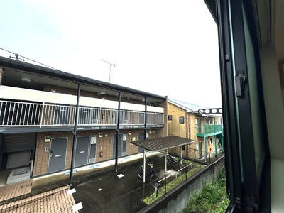 【展望】 | アイザックヒルズ百合丘 | 洋室6.9帖のお部屋の窓の外にはお洗濯物を干せます♪南向きなので、お洗濯物も良く乾きそう☆