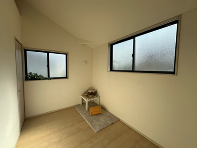 【洋室】 | アイザックヒルズ百合丘 | 南向き洋室6.9帖☆角部屋二面採光のお部屋です！エアコン付きで1年中快適に過ごせますね☆