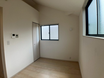 【寝室】 | アイザックヒルズ百合丘 | 南向き洋室6.9帖☆クローゼットとロフトがあります♪お洋服や荷物をたっぷり収納できてお部屋がすっきり片付きます☆