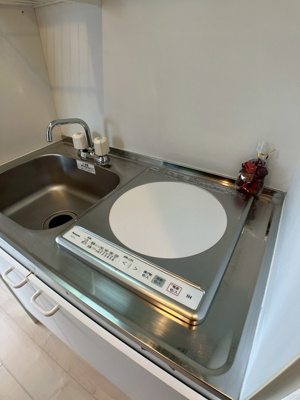 【キッチン】 | アイザックヒルズ百合丘 | キッチンは1口IHクッキングヒーター♪IHは火を使わないので安心なうえ、お掃除もラクラク♪